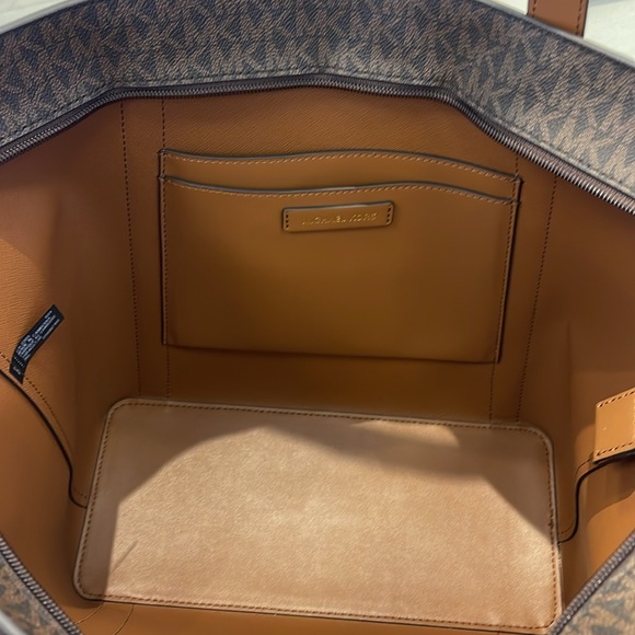 MICHAEL KORS
Pratt Large Signature Logo Tote Shoulder Bag
COLOR BROWN
NWT - Picture 11 of 16